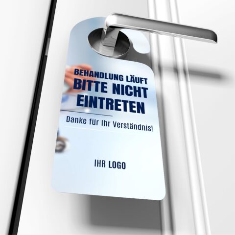 Türanhänger BL40 „Behandlung läuft / Jetzt wieder frei“ für Ärzte & Praxen, mit Logo